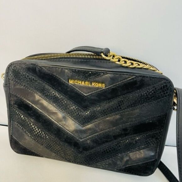 Michael Kors Black Chevron Crossbody Gold Chain Leather  10" by 7" Very Good Con - Picture 2 of 6